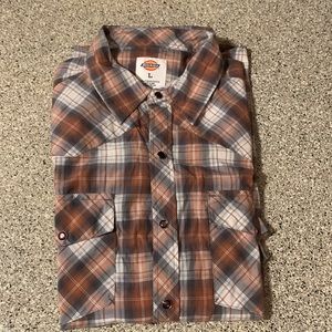 Dickies Plaid Short Sleeve Men’s Shirt In excellent condition -like new